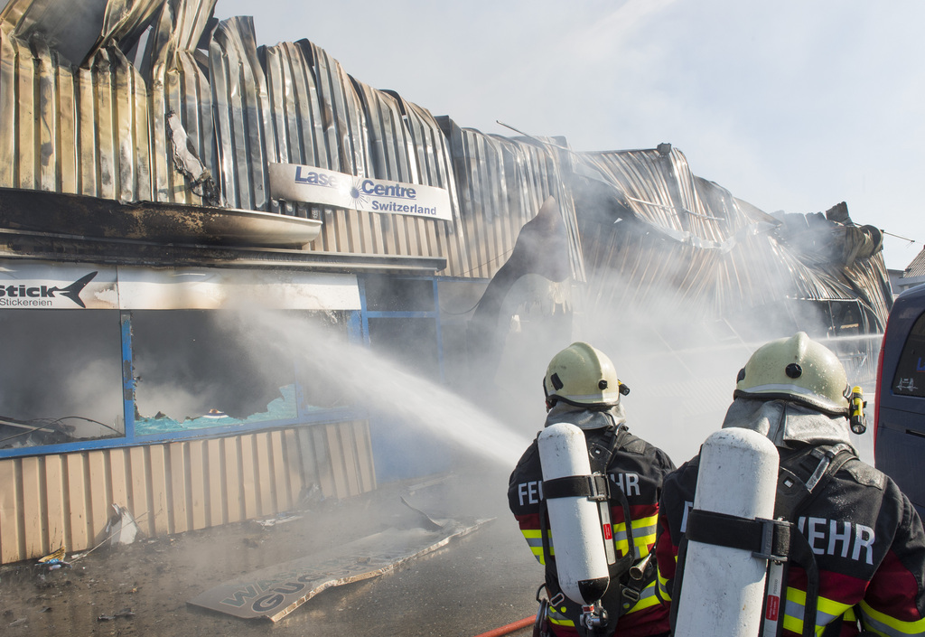 Un important incendie s'est déclaré jeudi matin dans un bâtiment industriel à Altendorf (SZ), sur les bords du lac de Zurich. 