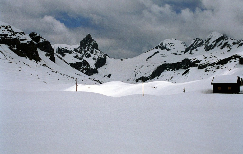 Die Glattalp, Kanton Schwyz, am Dienstag, 25. Januar 2000, wo in der vergangenen Nacht mit -41,4 Grand die kaelteste Temperatur in diesem Winter gemessen wurde. In weiten Teilen der Schweiz sind die Temperaturen am Dienstagmorgen auf die tiefsten Werte dieses Winters abgesackt. Den Kaelterekord mass der Wetterdienst Meteomedia auf der Glattalp, die neben La Brevine als Kaeltepol der Schweiz gilt. (KEYSTONE/Ernst von Immoos)