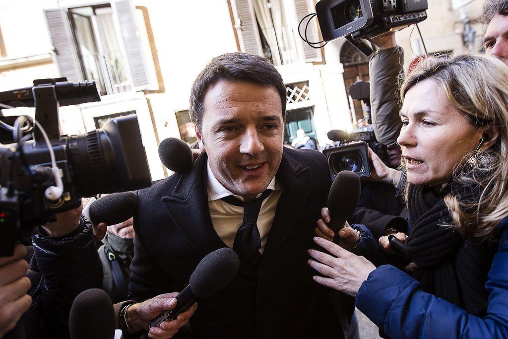 Matteo Renzi entouré par les journalistes vendredi à Rome.