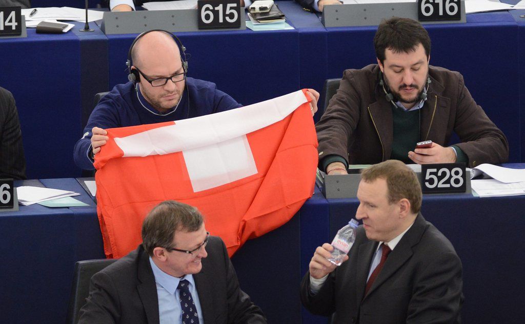 Lorenzo Fontana du Groupe Europe libertés démocratie prépare un drapeau suisse à la session plénière du Parlement européen à Strasbourg.
