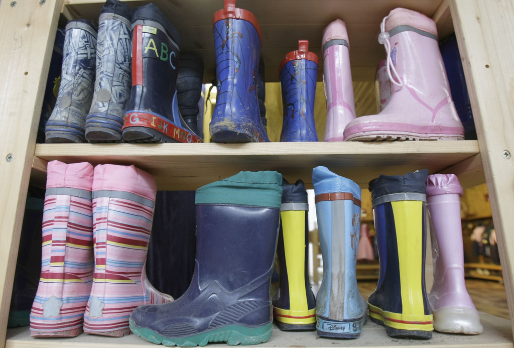 ARCHIV - Gummistiefel stehen am 14. Dezember 2007 in einem Regal im katholischen Kindergarten St. Martin in Sindelfingen. Die Gewerkschaften ver.di und GEW wollen am Donnerstag, 14. Mai 2009, das Votum ihrer Mitglieder ueber bundesweite Streiks in Kindertagesstaetten, Kita, bekanntgeben. (AP Photo/Thomas Kienzle)  --- FILE - Rubber boots are seen in the St. Martin Kindergarten in Sindelfingen, Germany, Friday, Dec. 14, 2007.  (AP Photo/Thomas Kienzle)