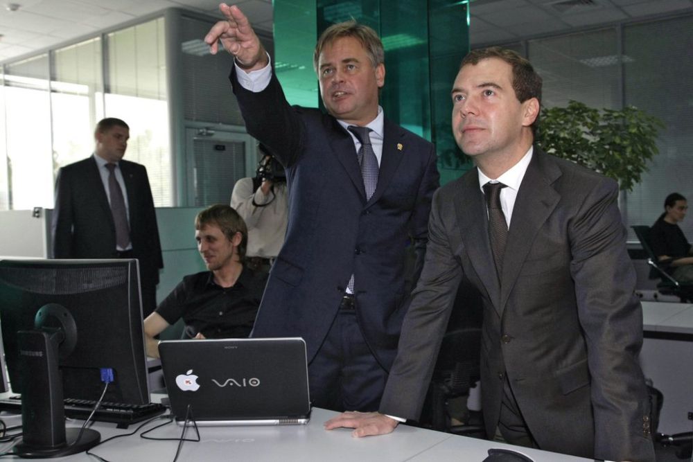 Eugene Kaspersky (à gauche) ici avec Dmitry Medvedev, président et fondateur de l'entreprise éponyme ayant débusqué le virus.