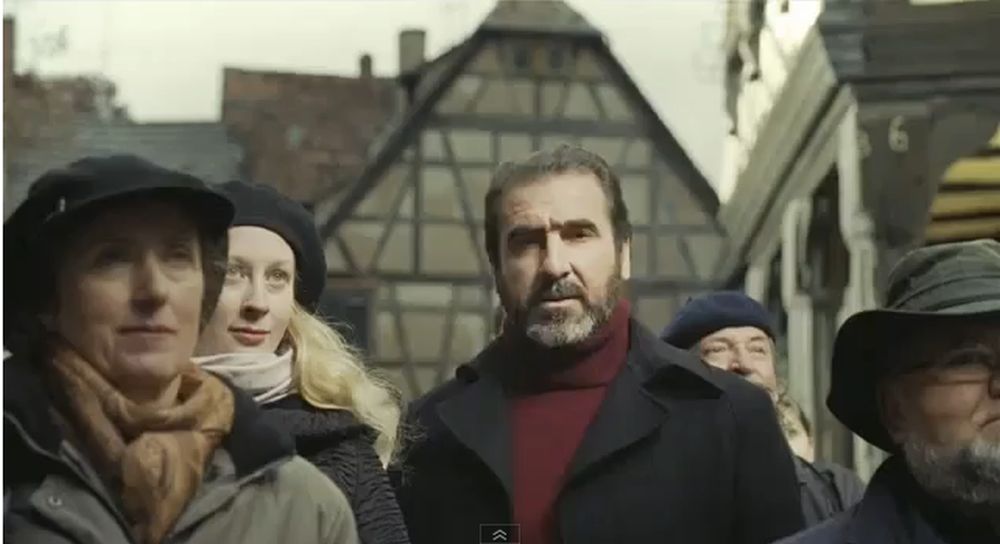 L'ancien footballeur Eric Cantona apparaît dans la version télévisée de la réclame.