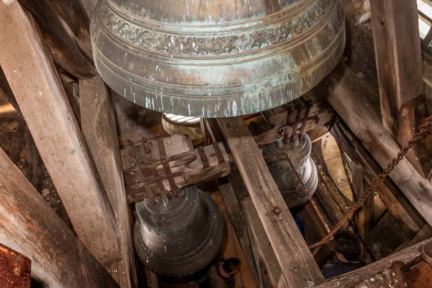 les trois cloches de saint-george pèsent respectivement 400, 700 et 1400 kilos.