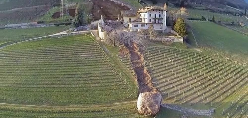 La grange du domaine a été littéralement rasée par le premier bloc.