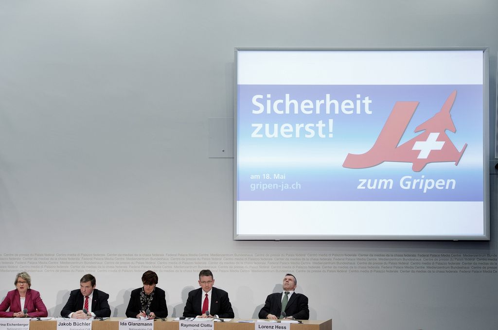 Corina Eichenberger (FDP), Jakob Buechler, (CVP), Ida Glanzmann (CVP), Raymond Clottuz (SVP) und Lorenz Hess (BDP), von links, propagieren im Namen eines ueberparteilichen Buendnisses ein Ja zum Kampfflugzeug Gripen bei der naechsten Volksabstimmung am Freitag, 28. Februar 2014 in Bern. Die Abstimmung ueber das Gripen-Fonds-Gesetz findet am 18. Mai 2014 statt. (KEYSTONE/Lukas Lehmann)