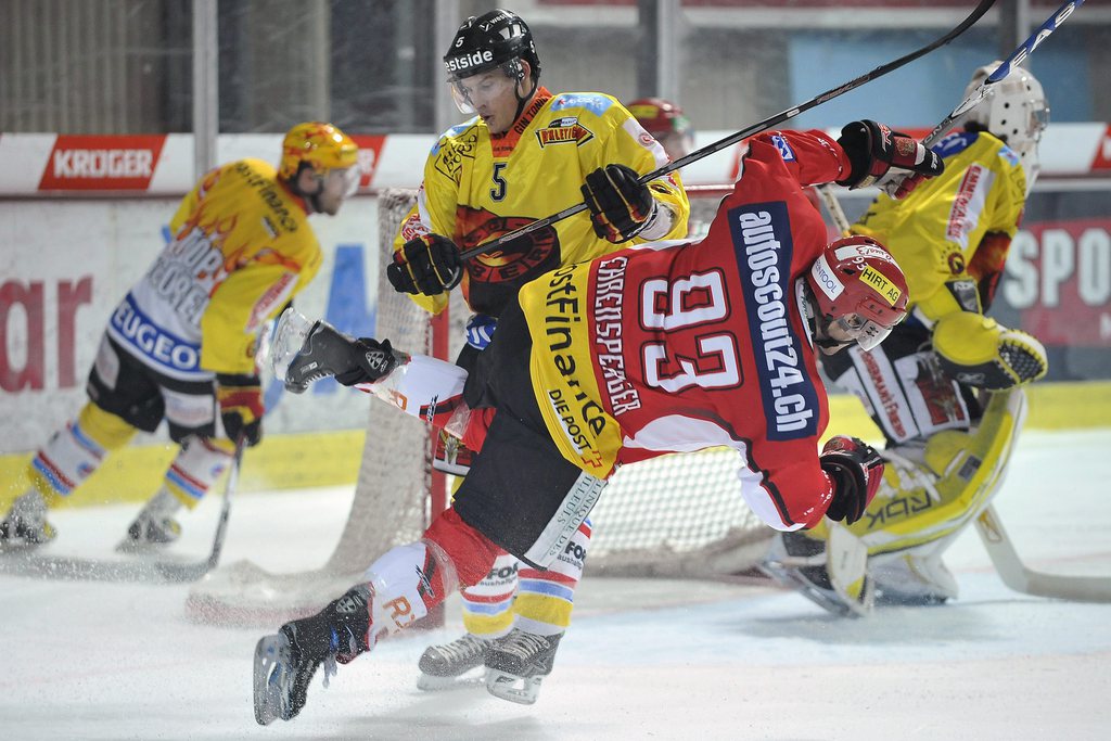 Un Suisse âgé de 24 ans accusé d'avoir grièvement blessé une policière à l'issue d'un match de hockey sur glace entre Bienne et Berne le 22 novembre 2008 (photo) comparaît depuis lundi devant le Tribunal du Jura bernois-Seeland.