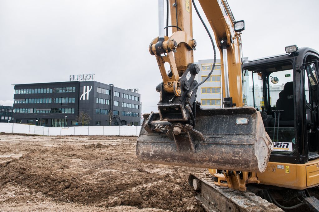 Premier coup de pioche, ce lundi matin, du chantier du futur bâtiment d'Hublot.