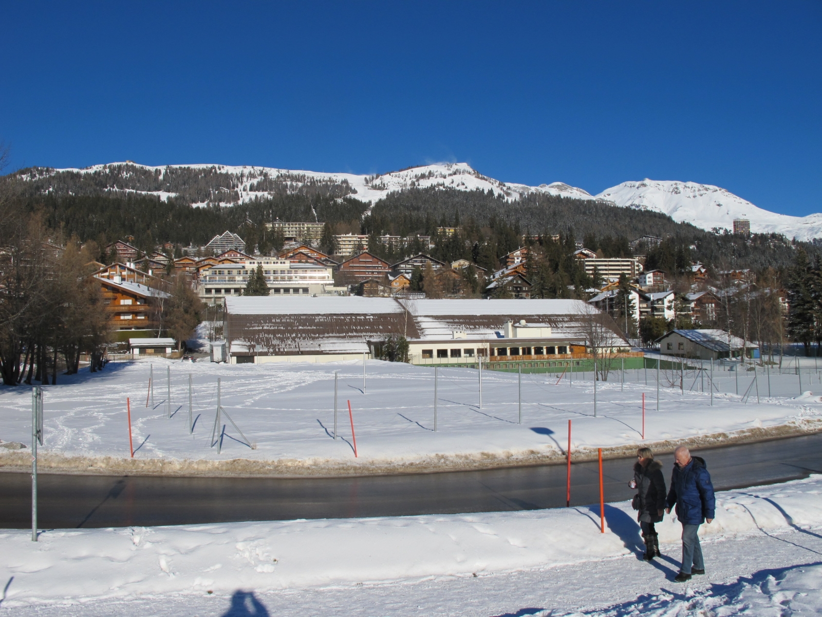 Le site de la Moubra à Crans-Montana. Avec son tennis couvert et le Summercamp au deuxième plan.  

Marre d'?tre sans patinoire, ? Crans-Montana! Une id?e serait d'en faire une, couverte, dans l'actuel b?timent des tennis de la Moubra.

Le Nouvelliste