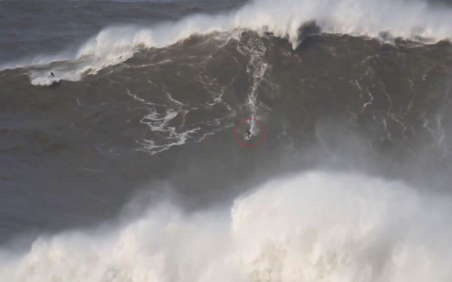 Andrew Cotton a surfé le monstre durant quelques secondes avant d'être littéralement avalé par la vague.