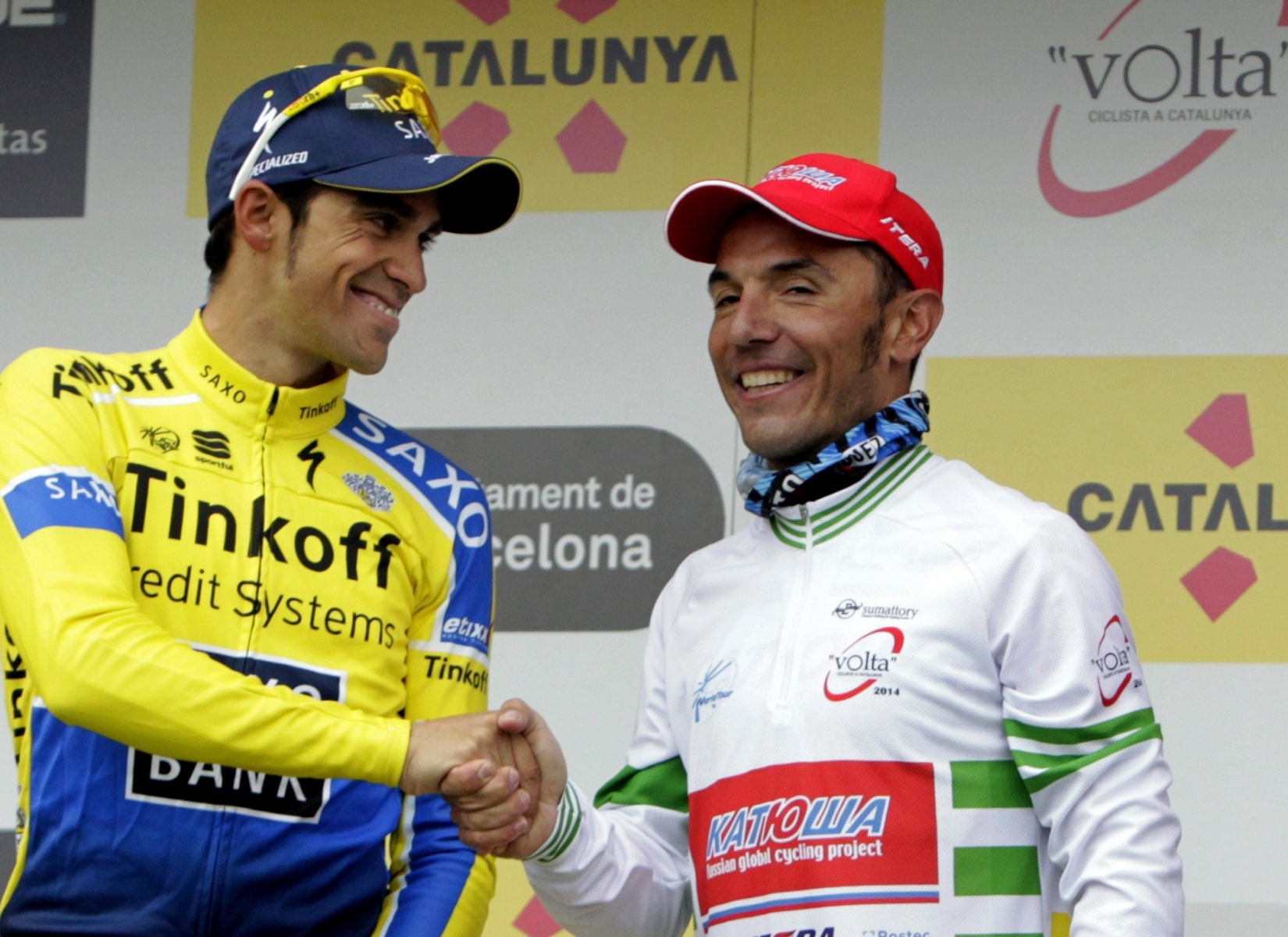 Alberto Contador (à gauche) félicite son compatriote Joaquim Rodríguez, vainqueur final.