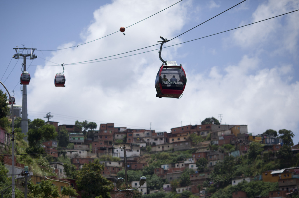 Une télécabine au-dessus d'un bidonville de Caracas, au Venezuela.