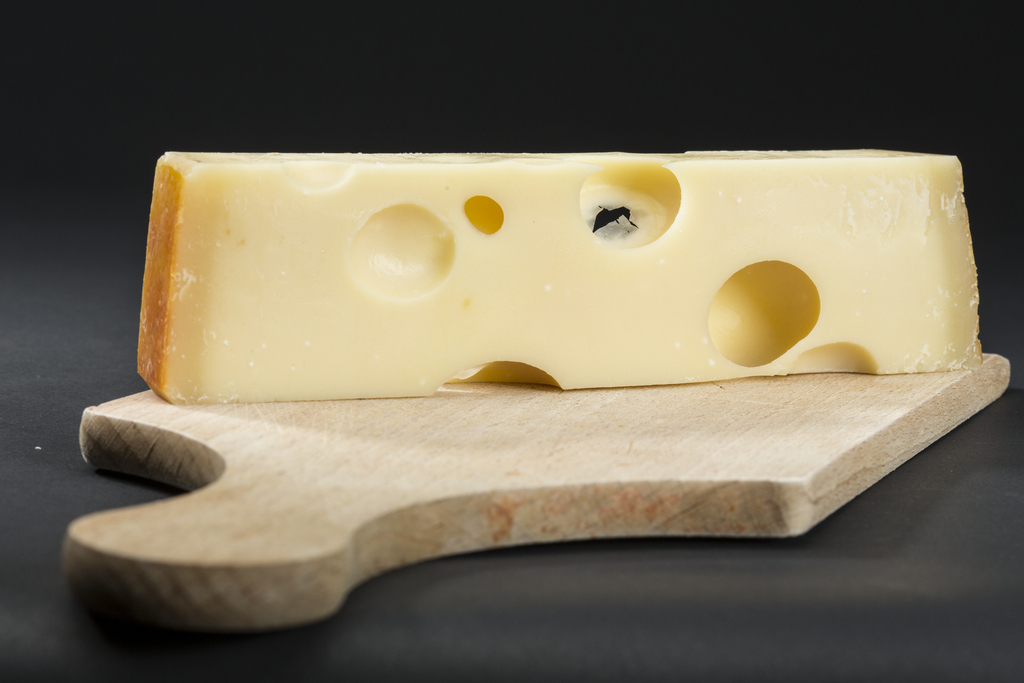 Alors que les fromages indigènes avaient moins la cote en 2012, leur consommation a légèrement augmenté en 2013 (+0,4%).

Emmentaler Kaese, ein Schweizer Produkt, aufgenommen am 21. August 2013 in Zuerich. (KEYSTONE/Gaetan Bally)