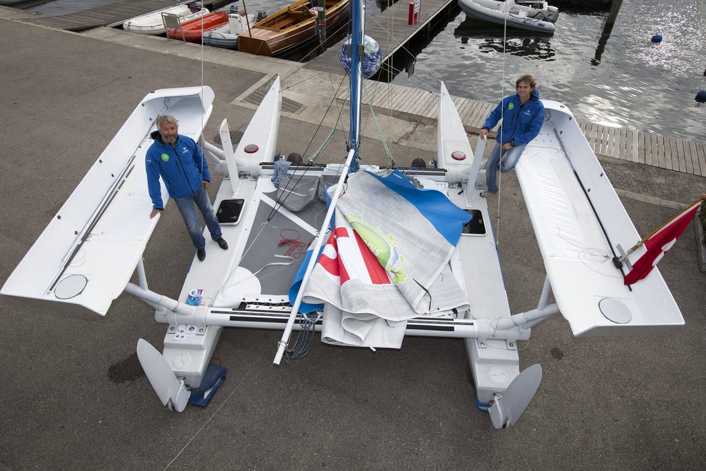 Yvan Bourgnon s'est lancé en octobre 2013 des Sables d'Olonne, en France. Il devrait mettre 11 mois pour faire le tour du monde.