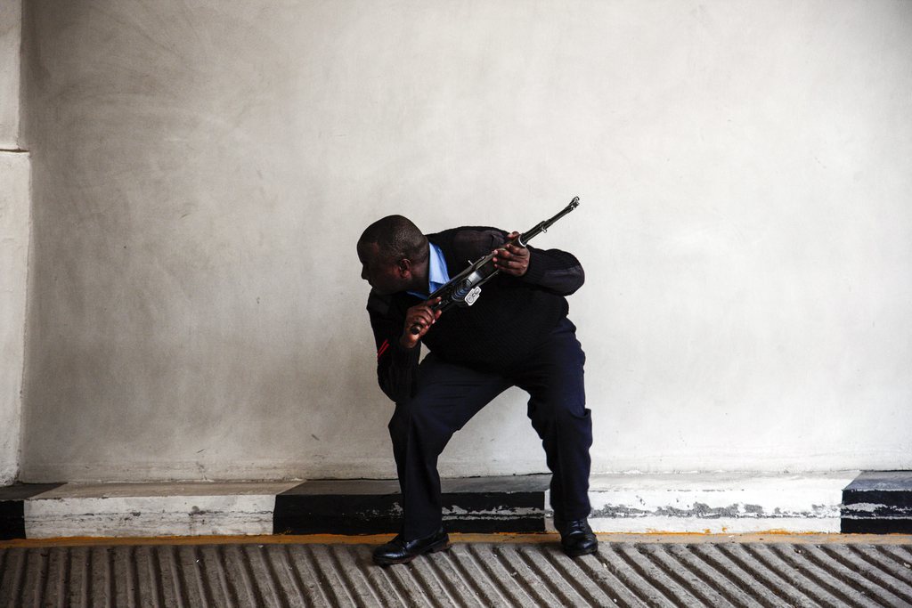 Une fusillade et une prise d'otages ont fait des dizaines de morts dans un centre commercial de Nairobi.
