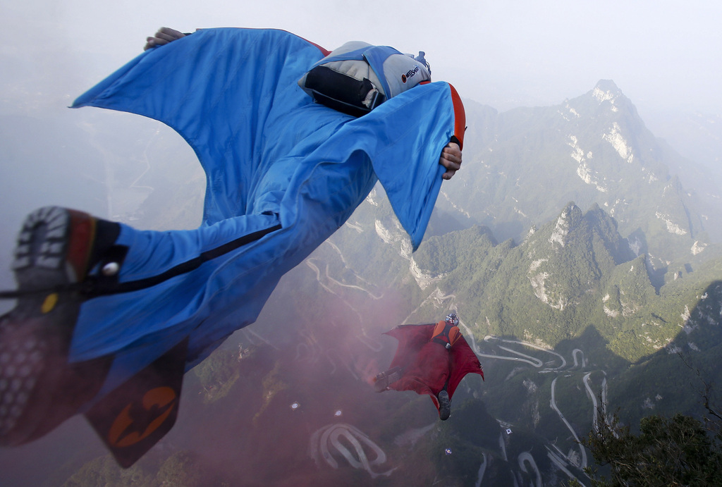 Les trois hommes pratiquaient le wingsuit, qui permet de voler à l'horizontale sur plusieurs kilomètres, en freinant la chute libre.