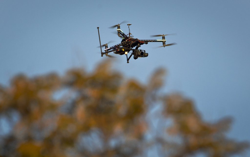 JAHRESRUECKBLICK 2013 - JUNI - A remote-control helicopter fitted with a camera flies over the Mediclinic Heart Hospital where former South African President Nelson Mandela is being treated in Pretoria, South Africa Friday, June 28, 2013. Outside the Pretoria hospital on Friday, a man flying a drone-like object with a camera attached was led away by several policemen, adding to an already heightened atmosphere where well-wishers continue to gather to pray for Mandela. (KEYSTONE/AP Photo/Ben Curtis)