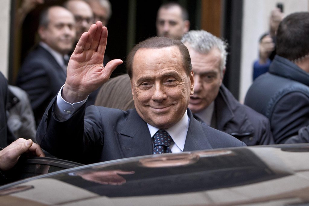 Silvio Berlusconi poursuit sa descente aux enfers. Condamné pour fraude fiscale, il s'est exclu volontairement de l'association des "Chevaliers du travail". Ne l'appelez plus jamais "Il Cavaliere"...