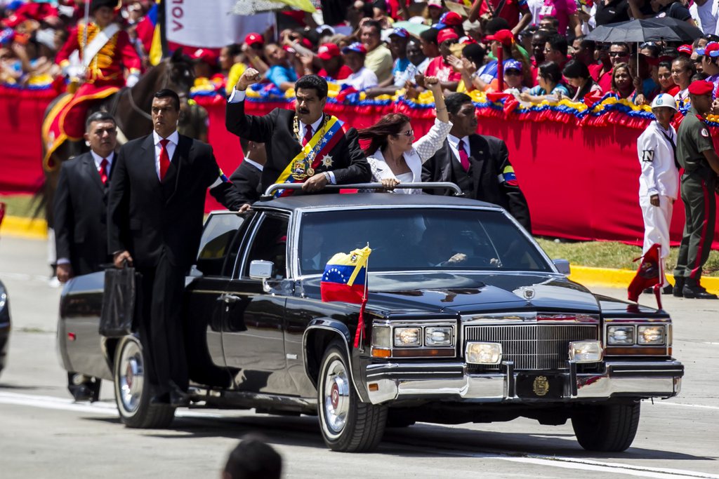 Nicolas Maduro, vêtu d'un costume sombre barré de l'écharpe présidentielle, a lancé la journée d'hommages en paradant avec son épouse à bord d'une limousine dans l'ouest de Caracas, avant un défilé civilo-militaire.