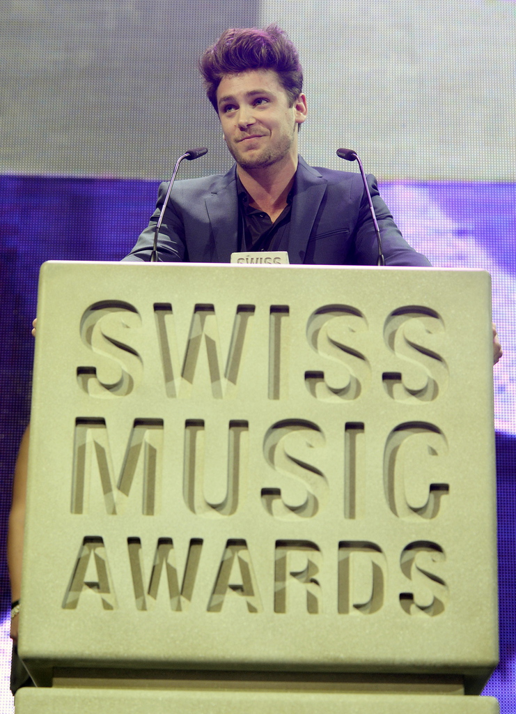 Bastian Baker confirme sa place d'artiste suisse à part entière, grâce aux Swiss Music Awards. 