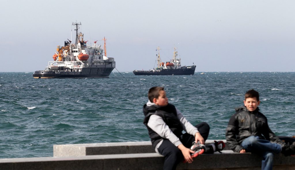 Des bateaux russes bloquent toujours le port de Simferopol et la communauté internationale réagit enfin. 