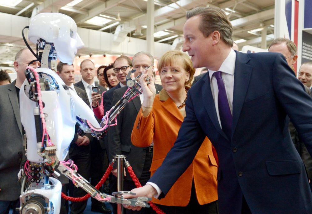 Le Premier ministre britannique David Cameron
salue un des nombreux du Salon.