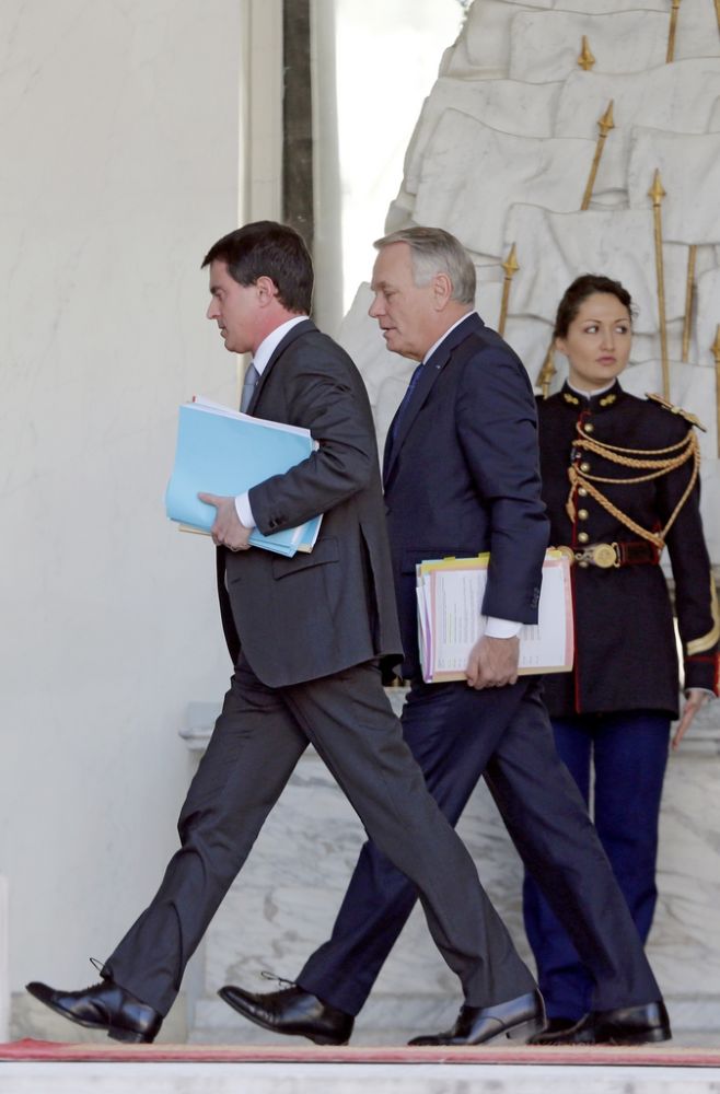 Le Premier ministre français Jean-Marc Ayrault accompagné du ministre de l'Intérieur Manuel Valls, rentrent dans l'Élysée. 