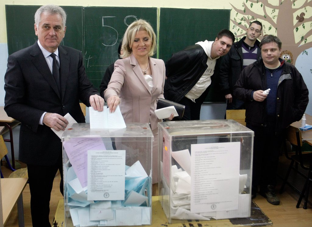Le président serbe Tomislav Nikolic et son épouse Dragica ont voté ce dimanche pour des législatives anticipées. 