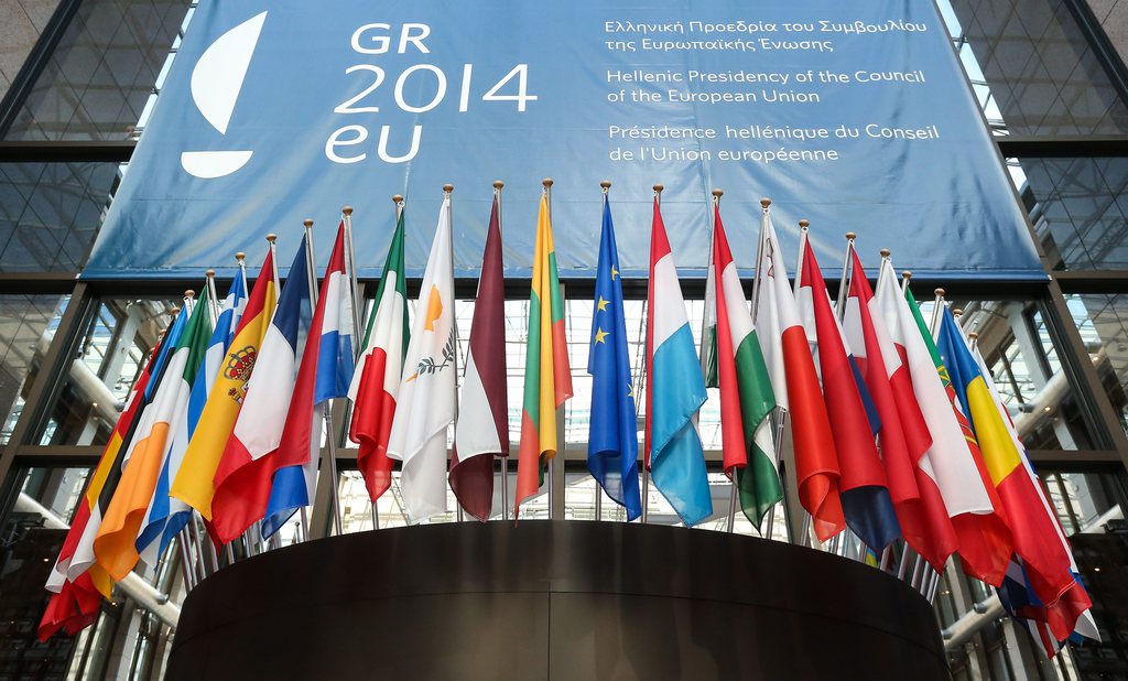Les drapeaux de tous les Etats de l'UE  à l'entrée principale du bâtiment du Conseil européen à Bruxelles, Belgique.