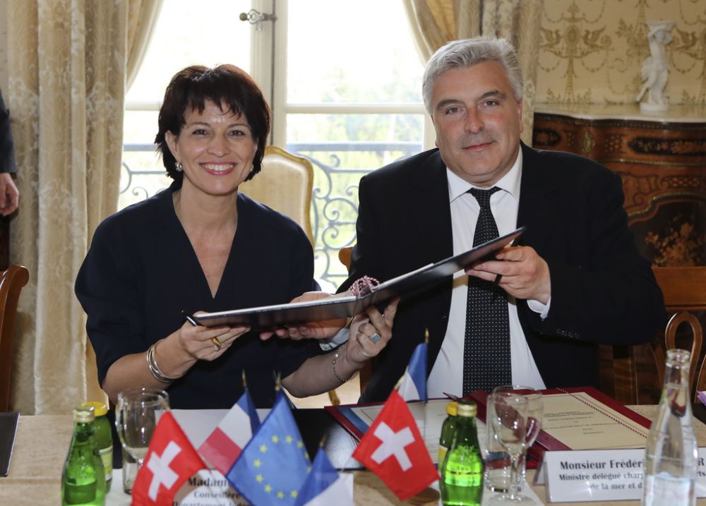 La ministre des transports Doris Leuthard et son homologue français Frédéric Cuvillier lors de la signature de l'accord. 