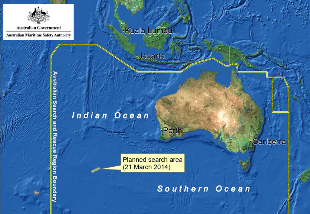 La ligne jaune délimite la zone de recherche autorisée de l'Australie. Le secteur précis localisé par les satellites est à quatre heures de vol des côtes australiennes, ce qui complique évidemment les opérations.