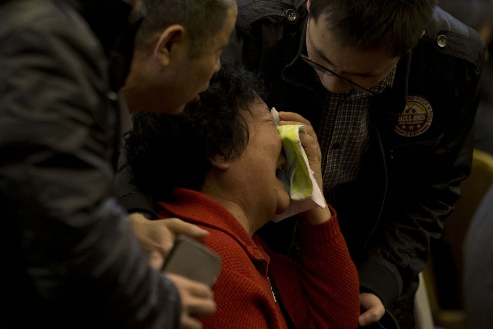 La détresse des proches des disparus s'est exprimée par la colère samedi à Pékin.