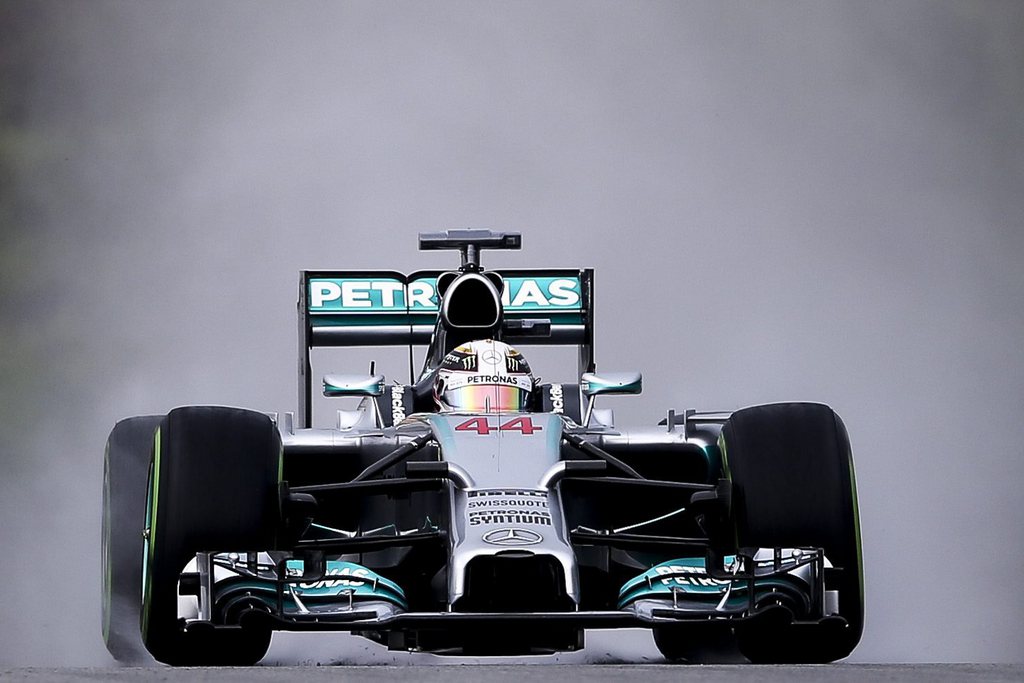 Lewis Hamilton et sa Mercedes partiront en première ligne, dimanche pour le Grand Prix de Malaisie.