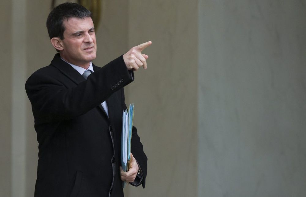 Manuel Valls sort du Palais de l'Élysée.