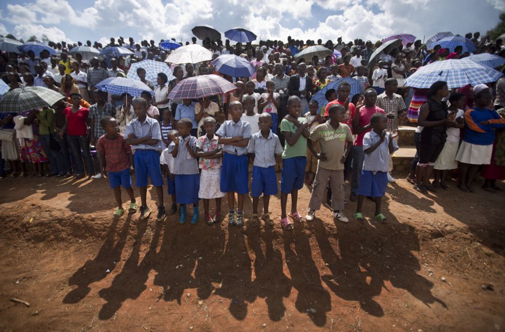 Des enfants rwandais attendent l'arrivée de la flamme du souvenir, lors des commémorations du génocide.