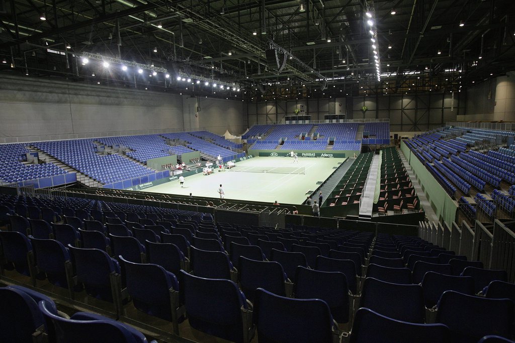 A general view of Palexpo hall during a training session prior to the Davis Cup World Group Play-off round between Switzerland against Serbia in Geneva, Switzerland, Wednesday, September 20, 2006. (KEYSTONE/Salvatore Di Nolfi)