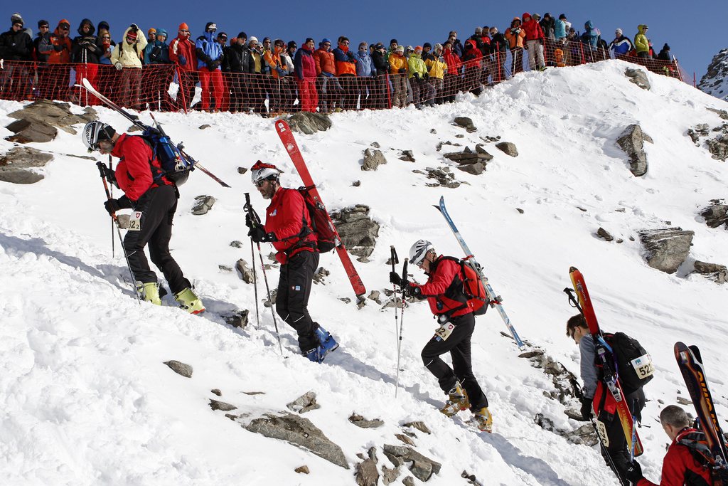 Des patrouilleurs grimpent le couloir de la Rosablanche sous le regard des spectateurs.