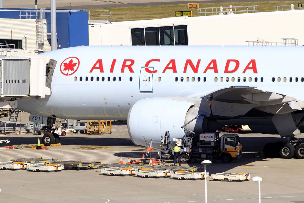 La compagnie Air Canada a annoncé la suspension de ses vols à destination de Caracas jusqu'à nouvel ordre en raison des troubles, estimant ne pouvoir assurer la sécurité de ses opérations.