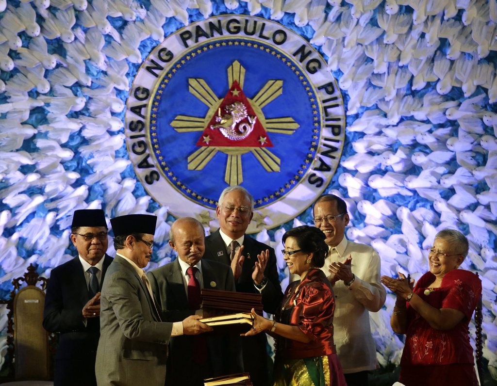 Le président des Philippines et le dirigeant du principal mouvement séparatiste musulman ont signé jeudi à Manille un accord de paix historique.