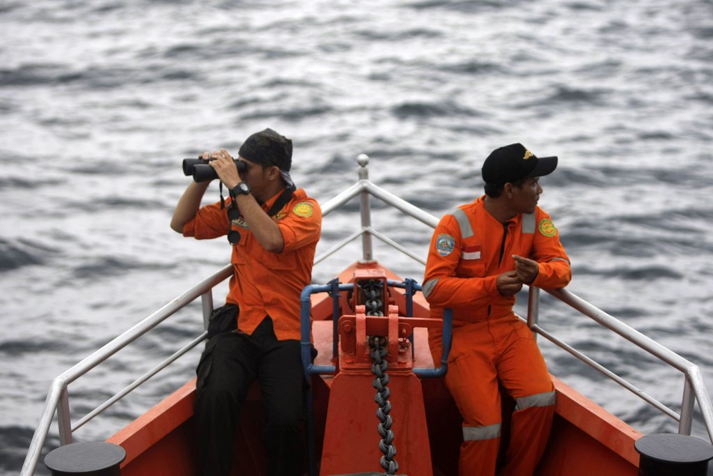 L'enquête autour du vol MH370, disparu il y a plus d'une semaine avec 239 passagers et membres d'équipage à bord, se resserrait lundi toujours davantage autour des pilotes. 