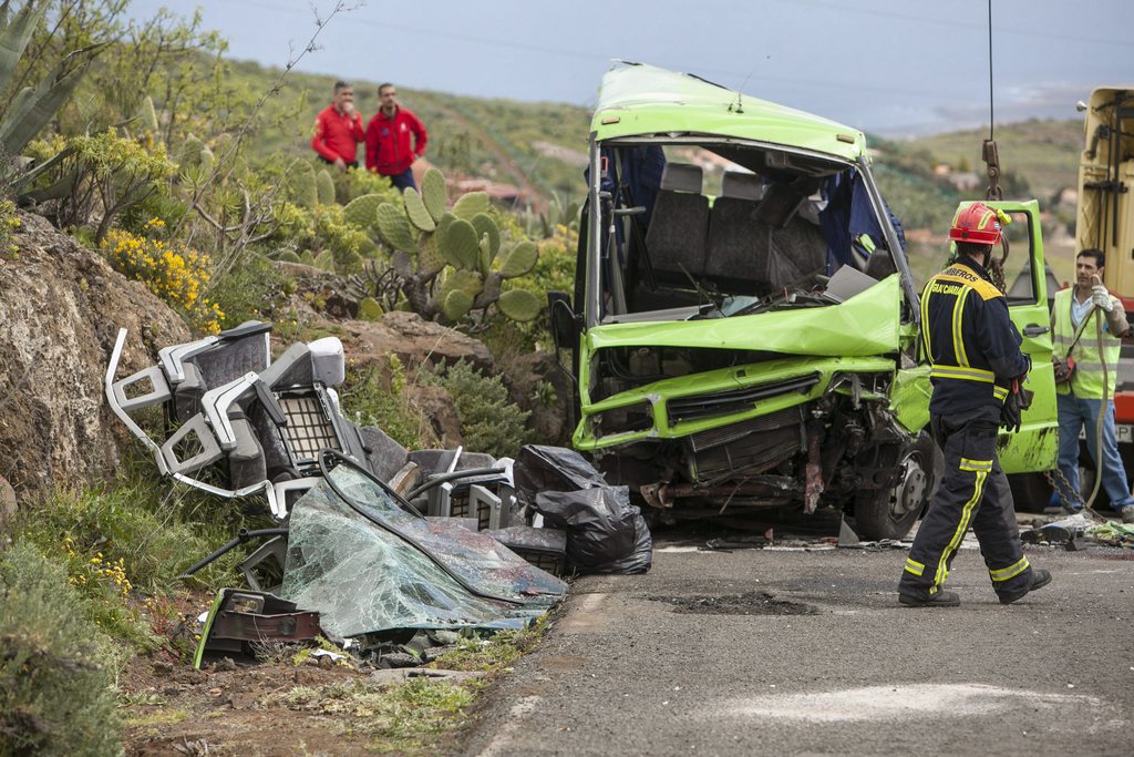 epa04118924 Members of the rescue services work near a minibus that crashed on Cazadores road, Gran Canaria Island, Spain, 10 March 2014. A Swiss tourist died and 17 people were injured, 8 of them seriously injured, due to the accident.  EPA/ANGEL MEDINA G.