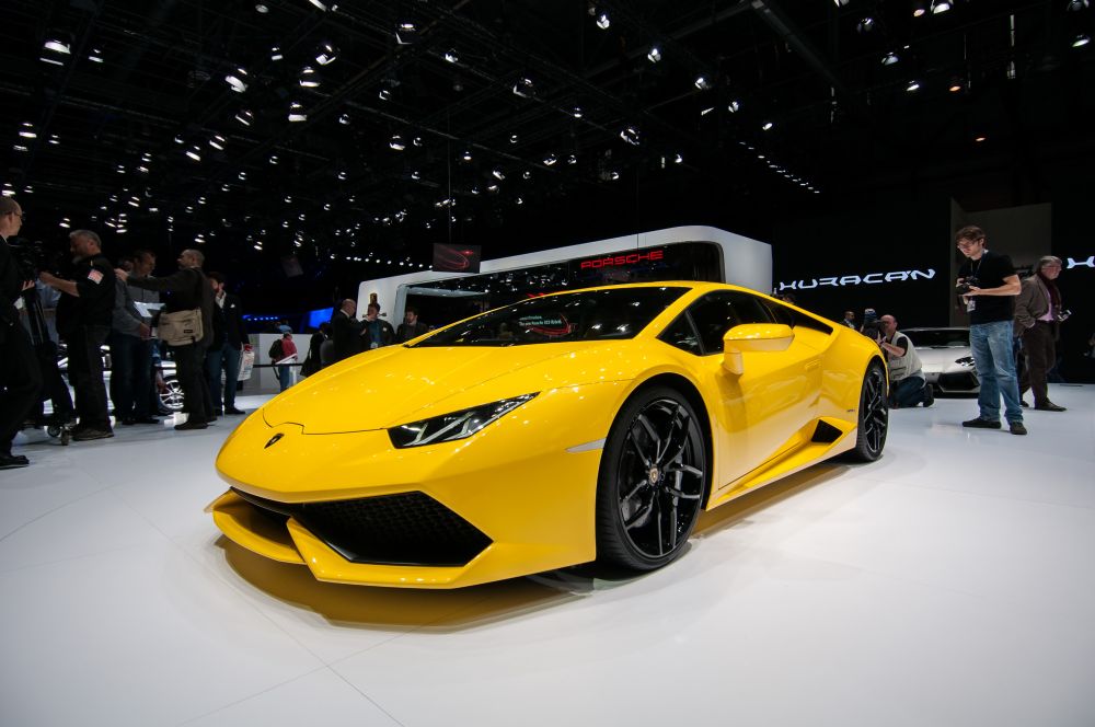 Lamborghini s'expose avec son dernier-né, l'Huracan du nom d'un taureau, digne successeur de la Gallardo. 