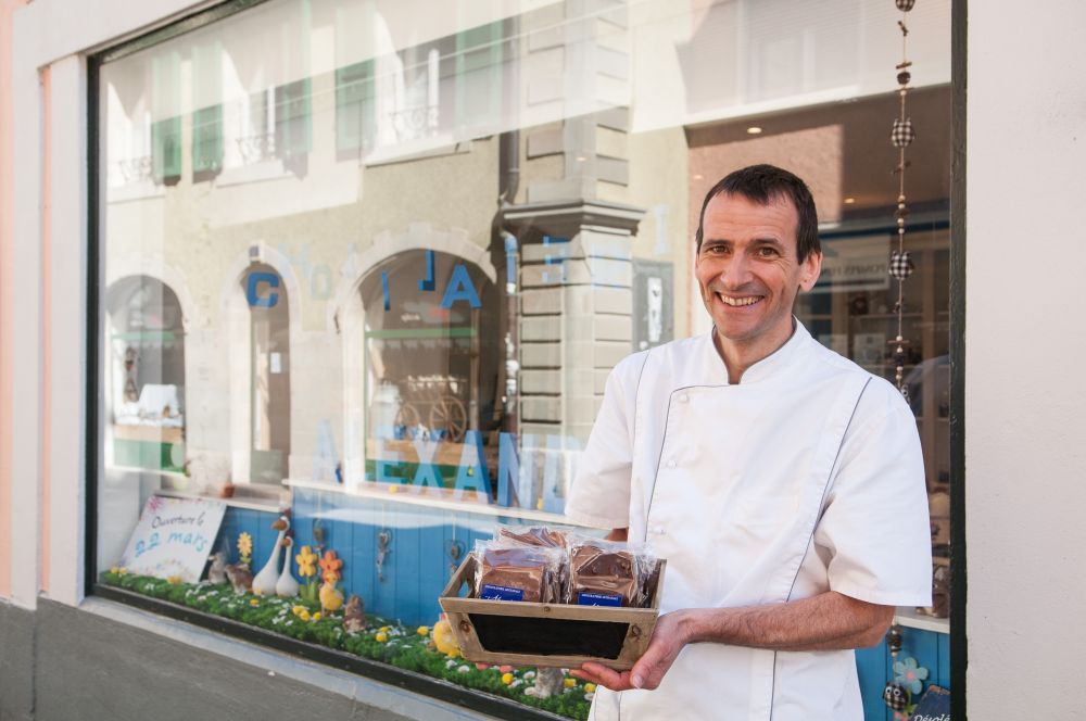 Un Nyonnais heureux devant sa future boutique, La Chocolaterie Alexandre.