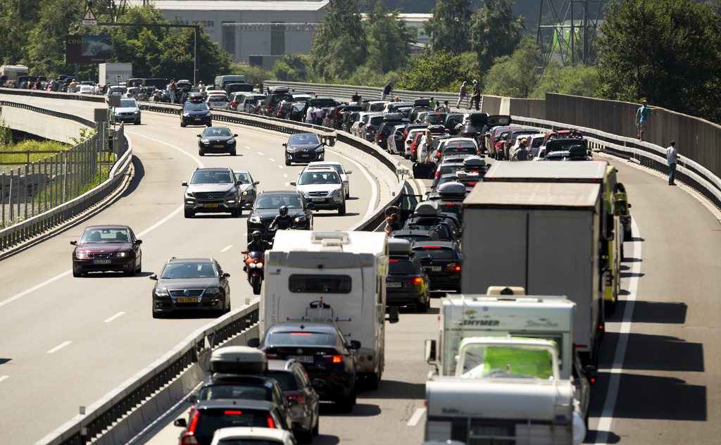 Les départs en vacances occasionnent samedi une surcharge de trafic sur les routes suisses. Un bouchon de 10 km s'est formé en matinée devant l'entrée nord du tunnel du Gothard (photo d'illustration).