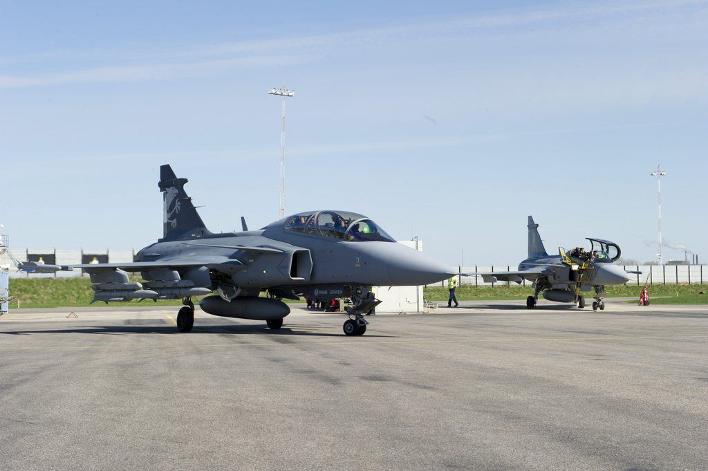 HANDOUT - Der Kampfjet Gripen F Demonstrator vor dem Testflug in Linkoeping, Schweden. Ein Team von Spezialisten der Luftwaffe und armasuisse absolvierte vom 2. bis 4. Mai 2012 in Linkoeping, Schweden, Testfluege mit dem Gripen F Demonstrator. Die insgesamt vier Fluege mit dem Doppelsitzer dienten der Verifikation der Beurteilung des Gripen E/F und dem Risikoabbau der Weiterentwicklung des Flugzeuges. Alle Testfluege konnten durchgefuehrt werden. (VBS) *** NO SALES, DARF NUR MIT VOLLSTAENDIGER QUELLENANGABE VERWENDET WERDEN ***