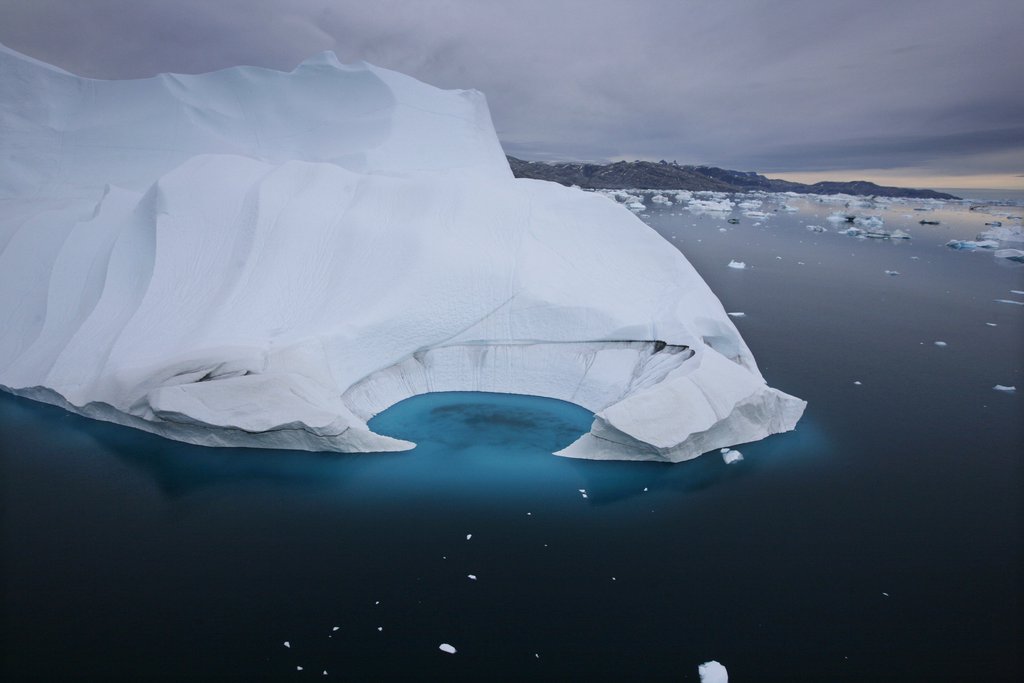 La dernière bordure stable de la calotte glaciaire du Groenland, après avoir résisté longtemps aux assauts du réchauffement, recule désormais à son tour.