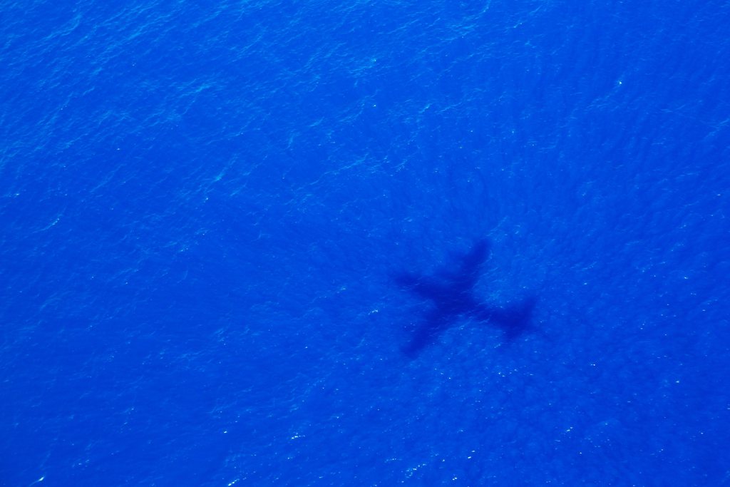 Les enquêteurs malaisiens travaillant sur la disparition du Boeing MH370 de la Malaysia Airlines soupçonnent le copilote de l'avion d'avoir essayé de téléphoner à l'aide de son portable après que l'appareil eut modifié sa trajectoire.
