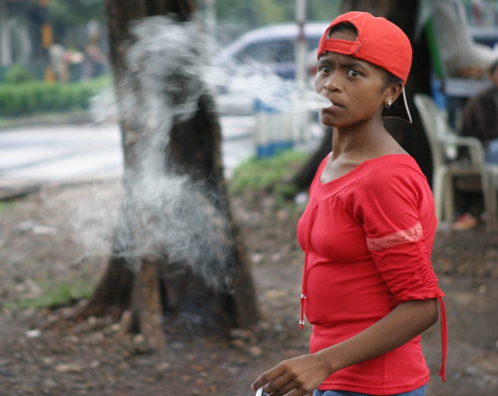 Maria, 16 ans, travaille dans une rue de Jakarta, en Indonésie. 