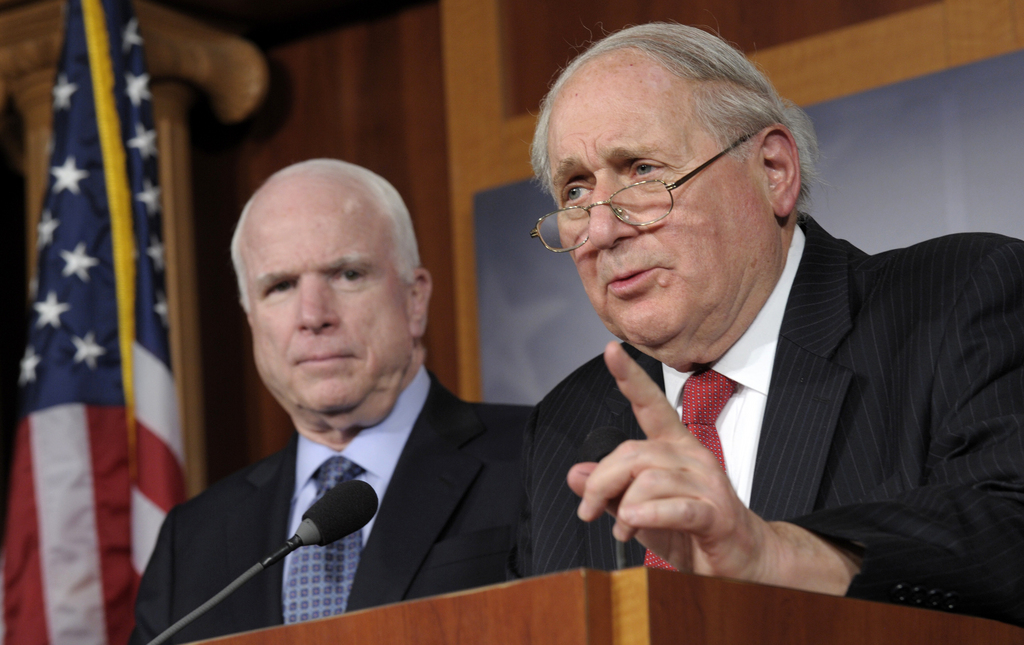 Les sénateurs américains John McCain et Carl Levin  veulent extrader les banquiers et conseillers financiers suisses qui ont aidé des contribuables américains à frauder le fisc. 