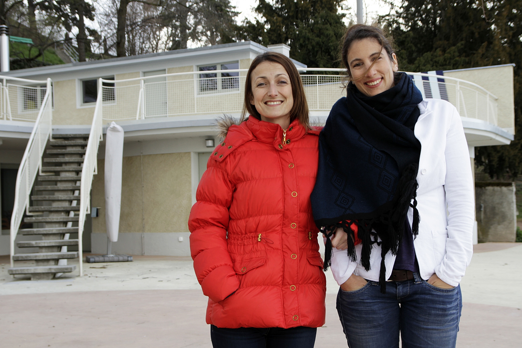 Nyon, Lundi 24 Mars 2014.
(de gauche à droite) Erven et Gaelle.
Les nouvelles gérantes de la plage des trois jetées.
(Sam Fromhold)